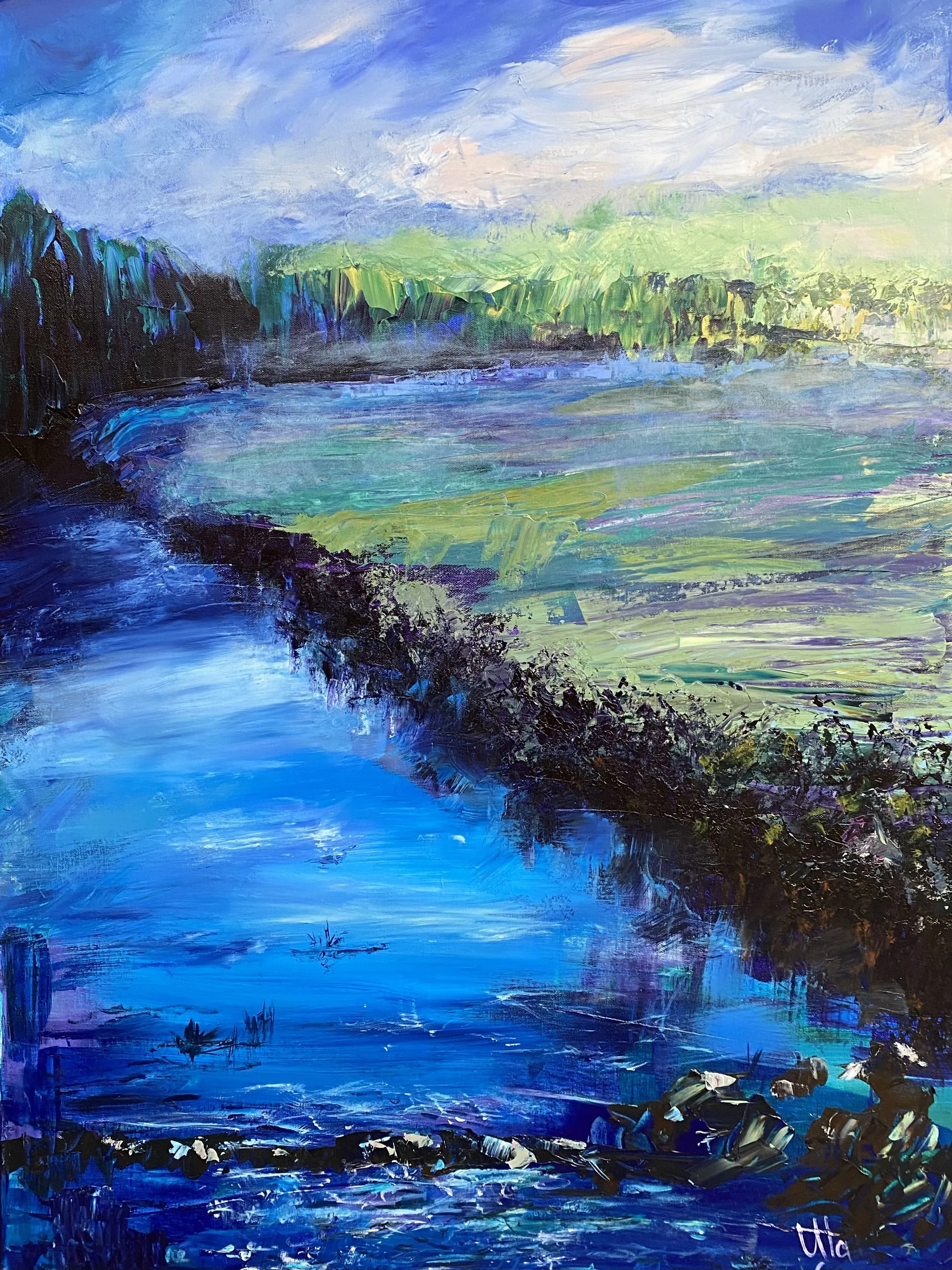 Ein impressionistisches Gemälde einer Flusslandschaft mit blauen Wasser, grünen Wiesen und hellblauem Himmel.