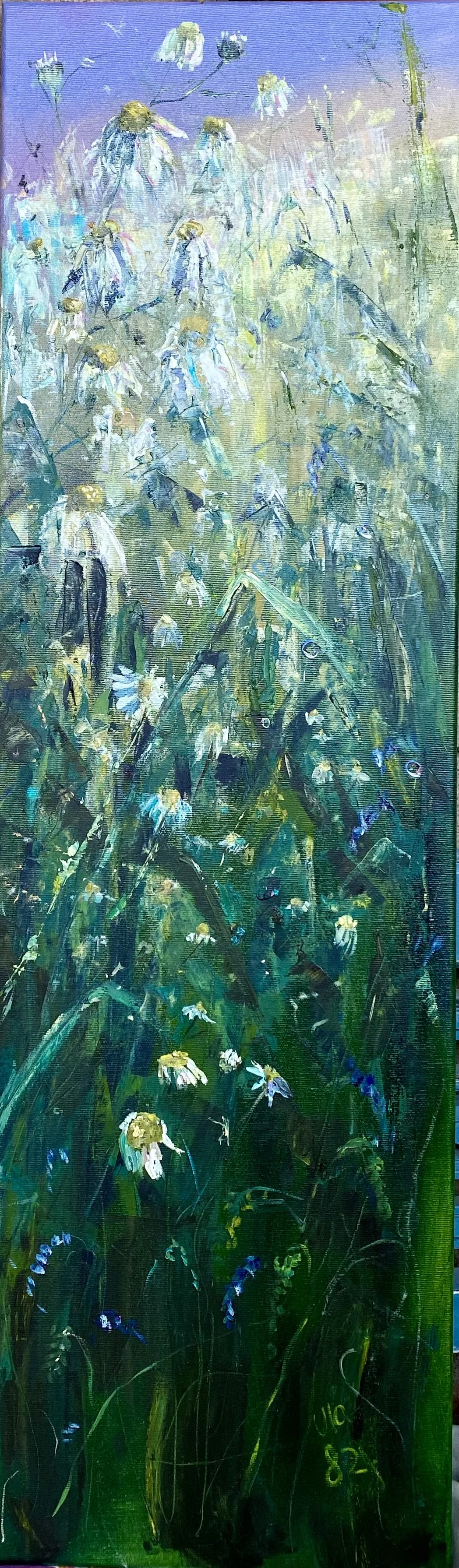 Ein impressionistisches Gemälde eines Blumenfeldes mit weißen und gelben Blumen, grünem Gras und Blättern, in sanften Blau-, Grün-und Gelbtönen.