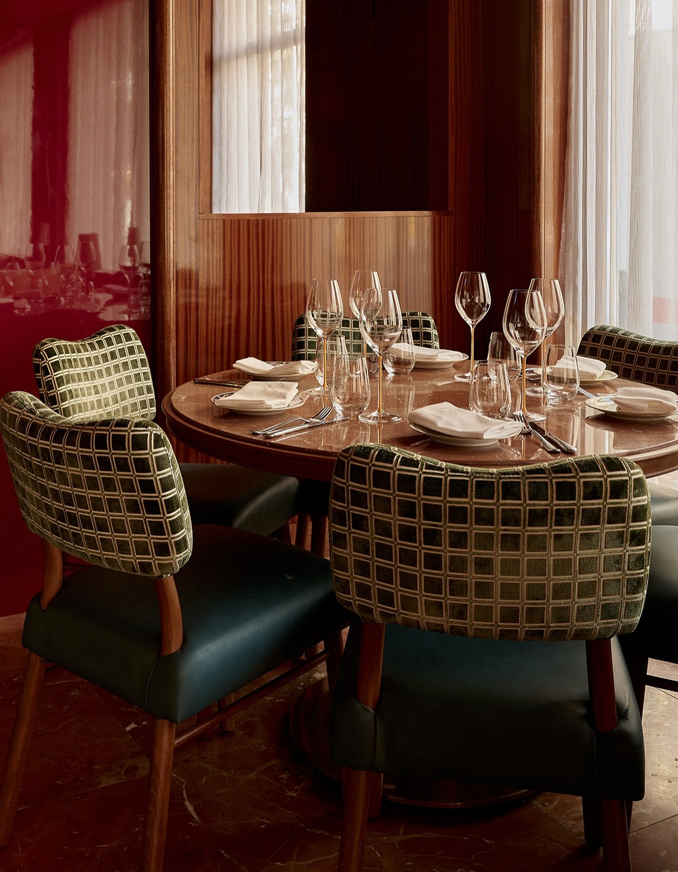 A new address for refined yet relaxed dining on Van Baerlestraat. At The Marlin Bar, each plate tells a quiet story of land and sea, brought together with care. Drop in for lunch, stay through dinner, or simply enjoy a moment at the bar.