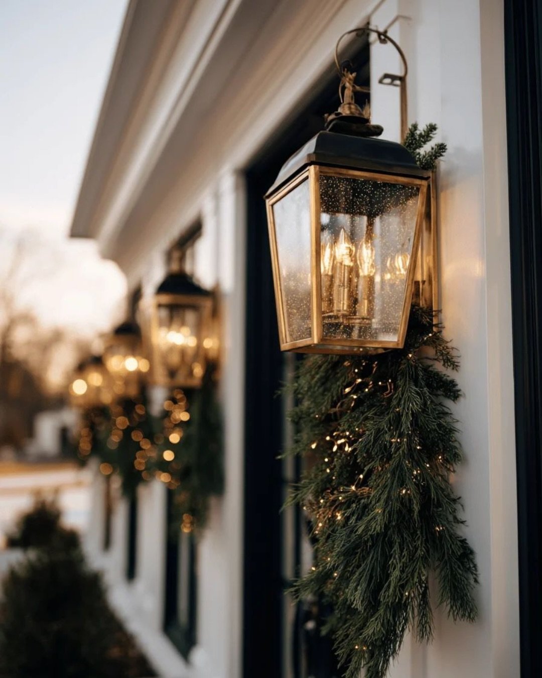 Have you started your holiday decorating yet? ✨ Whether you&rsquo;re already twinkling or just pulling out the bins, I love seeing how everyone styles their home for the holidays. What&rsquo;s the first thing you decorate?