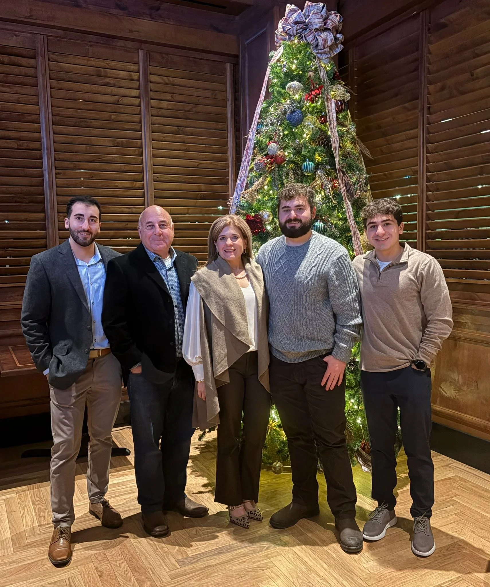 Merry Christmas! ❤️ So thankful for time spent with family, laughter around the table, and moments that matter most.🎄