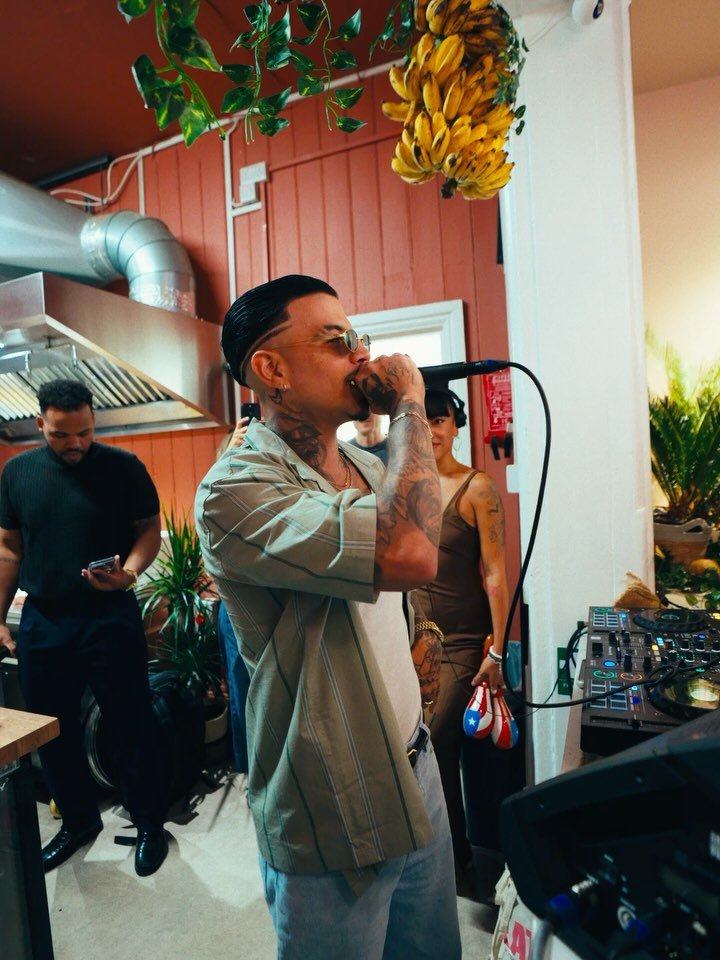 Londres vivi&oacute; una noche de pel&iacute;cula con el pop-up exclusivo de Rauw Alejandro en AGUAMIEL Caf&eacute; para celebrar su nuevo &aacute;lbum Cosa Nuestra! 🇬🇧

Inspirado en el universo cinematogr&aacute;fico del disco, el evento incluy&oa