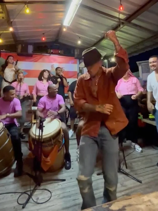 Rauw Alejandro fue sorprendido en su h&aacute;bitat natural: bailando bomba en La Terraza de Bonanza en Santurce junto a los tambores de Bomvibes. Una celebraci&oacute;n aut&eacute;ntica de su cultura y ra&iacute;ces.

Adem&aacute;s, Rauw fue honrado