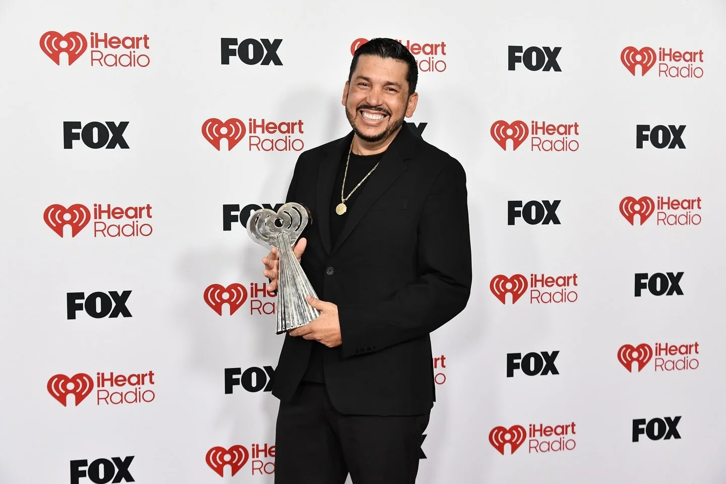 Luis &Aacute;ngel &ldquo;El Flaco&rdquo; sigue imparable, ganando Regional Mexican Song of the Year en los iHeartRadio Music Awards por &ldquo;Amor Bonito&rdquo; y consolidando un momento clave en su carrera.

Y ahora presenta &ldquo;No Vuelvas de Ar