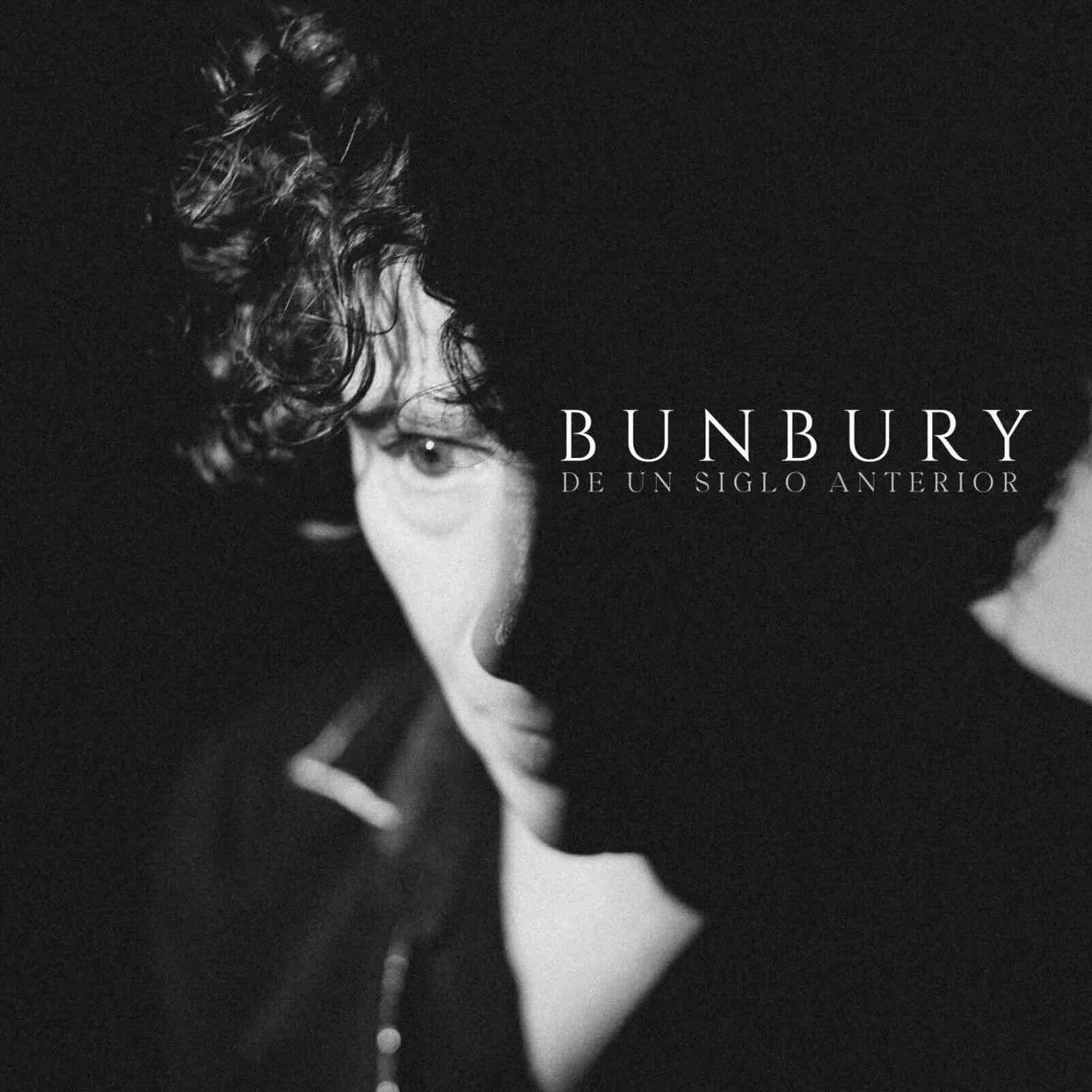 Enrique Bunbury presenta &ldquo;De un siglo anterior&rdquo;, su decimocuarto &aacute;lbum de estudio y una exploraci&oacute;n profunda de las ra&iacute;ces y el folklore hispano y latinoamericano.

Un disco que observa, cuestiona y siente.
M&aacute;s