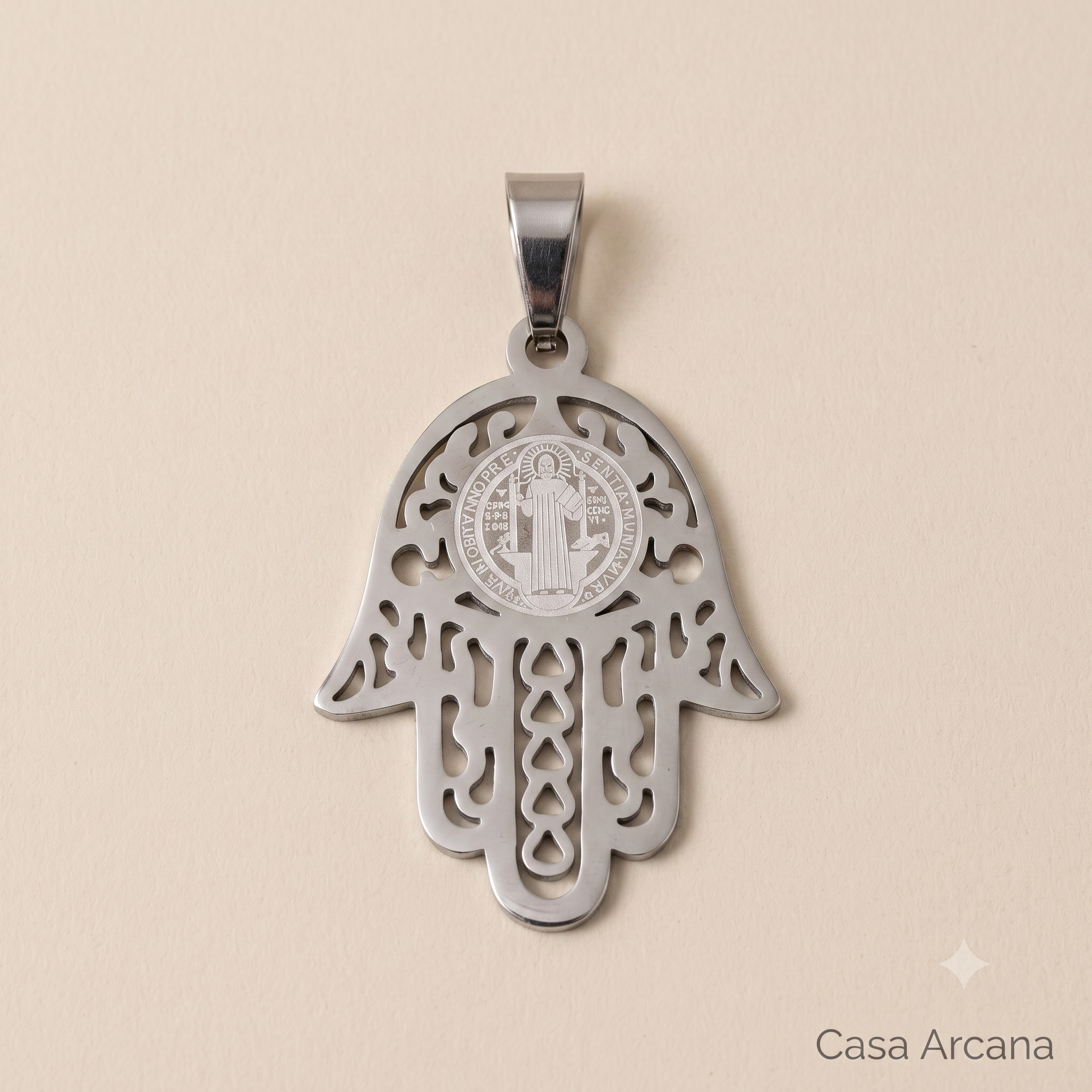 Colgante Mano de Fátima con Grabado de San Benito (2 x 3,3 cm)