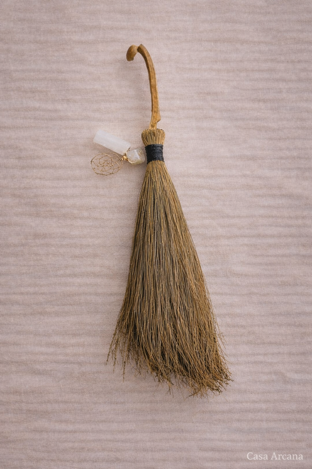 Escoba de Altar Atrapasueños con Ágata Blanca — 42 cm