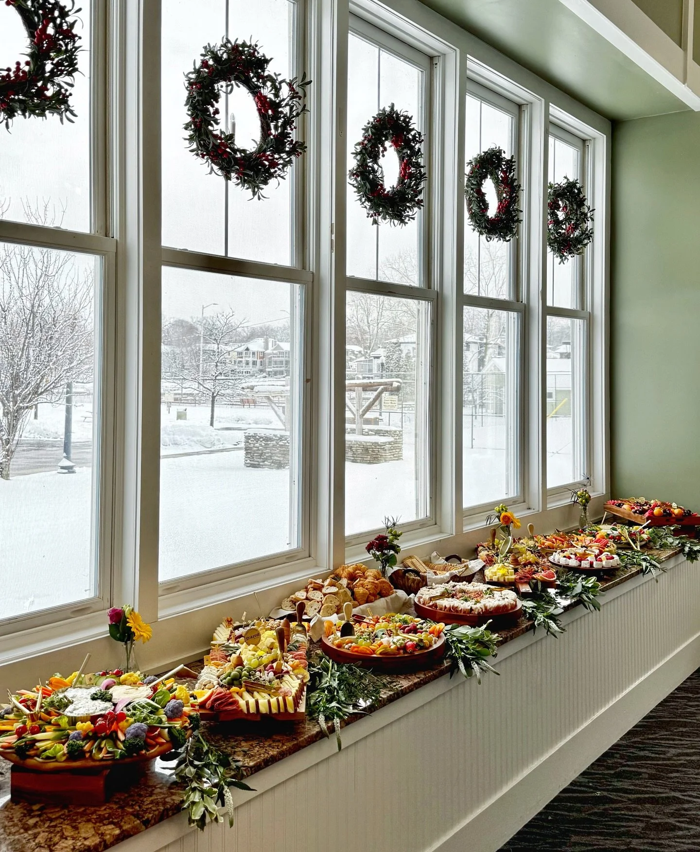 Weekend recap: A wonderful Elevated Grazing Table for a Celebration of Life event 🤍🕊️
&bull;
#grazingtable #charcuterieart #foodart #grazedbyivana #detroitcharcuterie #luxurygraze #luxuryevent