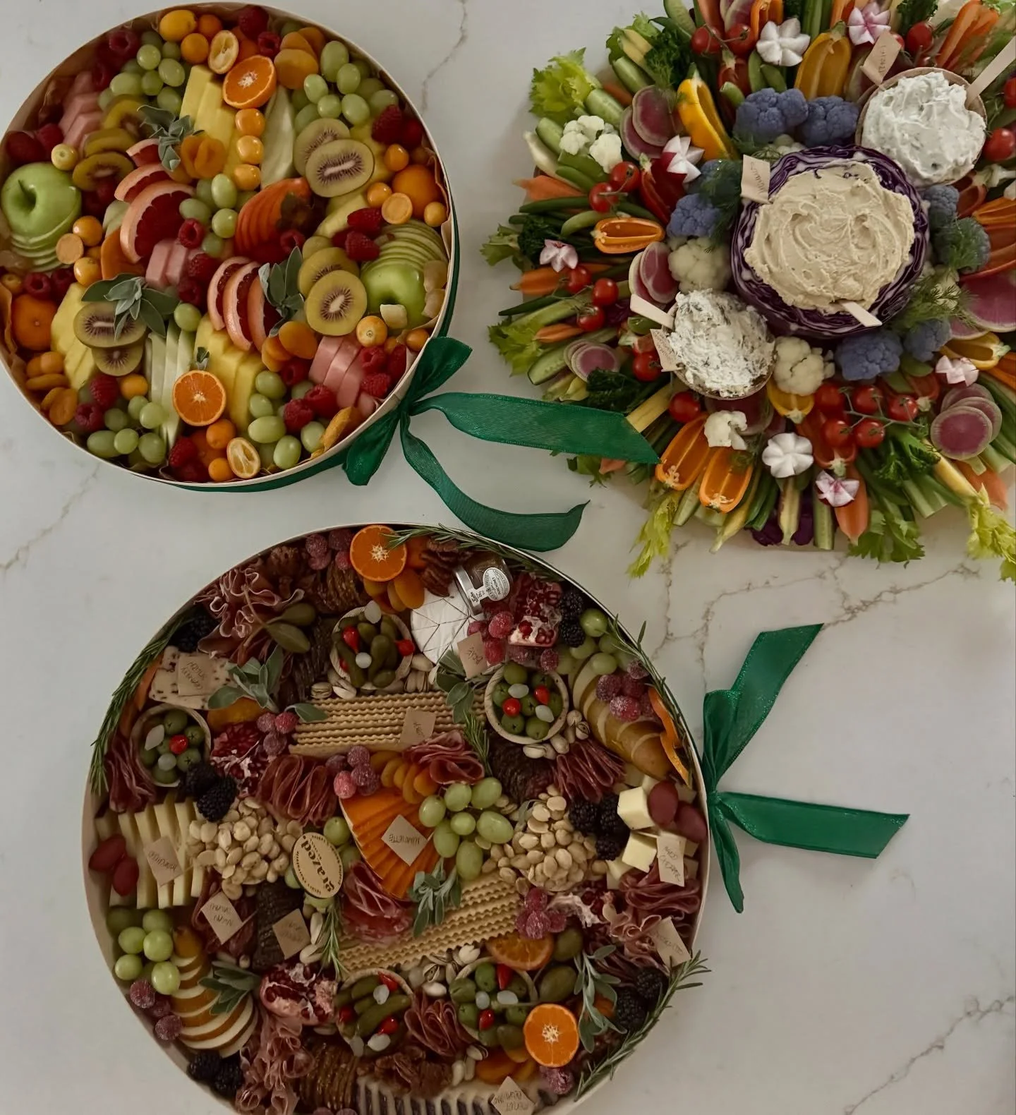 Because some of us are still in celebration mode ✨🎄
Merry Orthodox Christmas to those who celebrate 🤍
A Grazed bundle is always a great call - effortless, abundant, and ready to enjoy.🧀🥓🍇🫜🫒🥕🍍
#charcuterieboards #grazingboard #charcuterielove