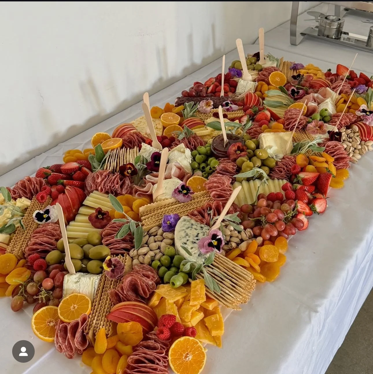 Our grazing tables aren&rsquo;t just food&hellip; they&rsquo;re the centerpiece your guests gather around and the detail everyone remembers.🫜🫒

It&rsquo;s all in the details - the layers, the textures, the way everything is thoughtfully placed to f