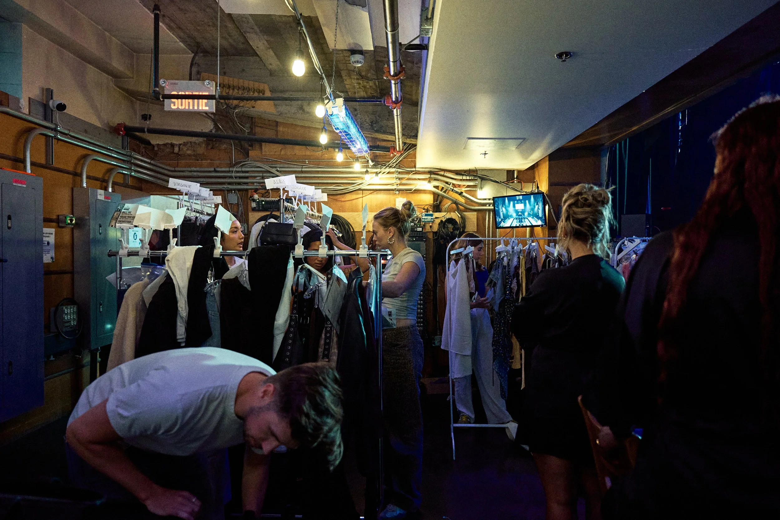Les coulisses du Défilé Masqué : designers, mannequins et bénévoles réunis pour la cause.