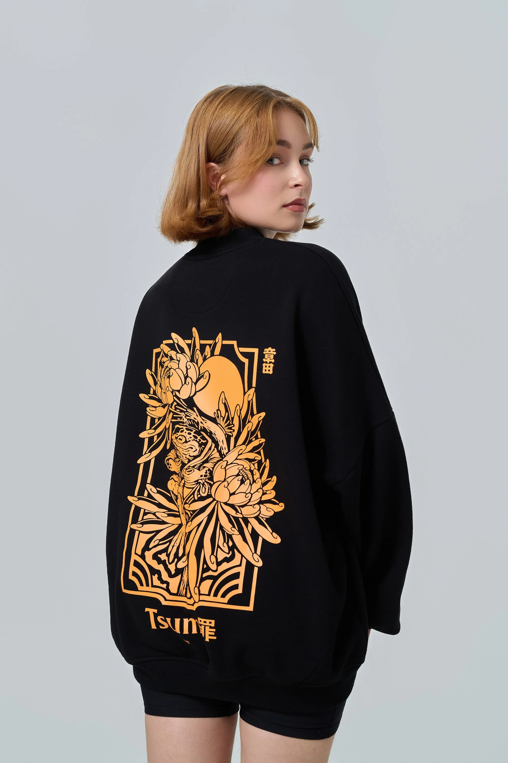 tsumi-sweatshirt-black-back_goldgraphic_fullbody_styling-rosemary-gosselin.jpg.jpg
