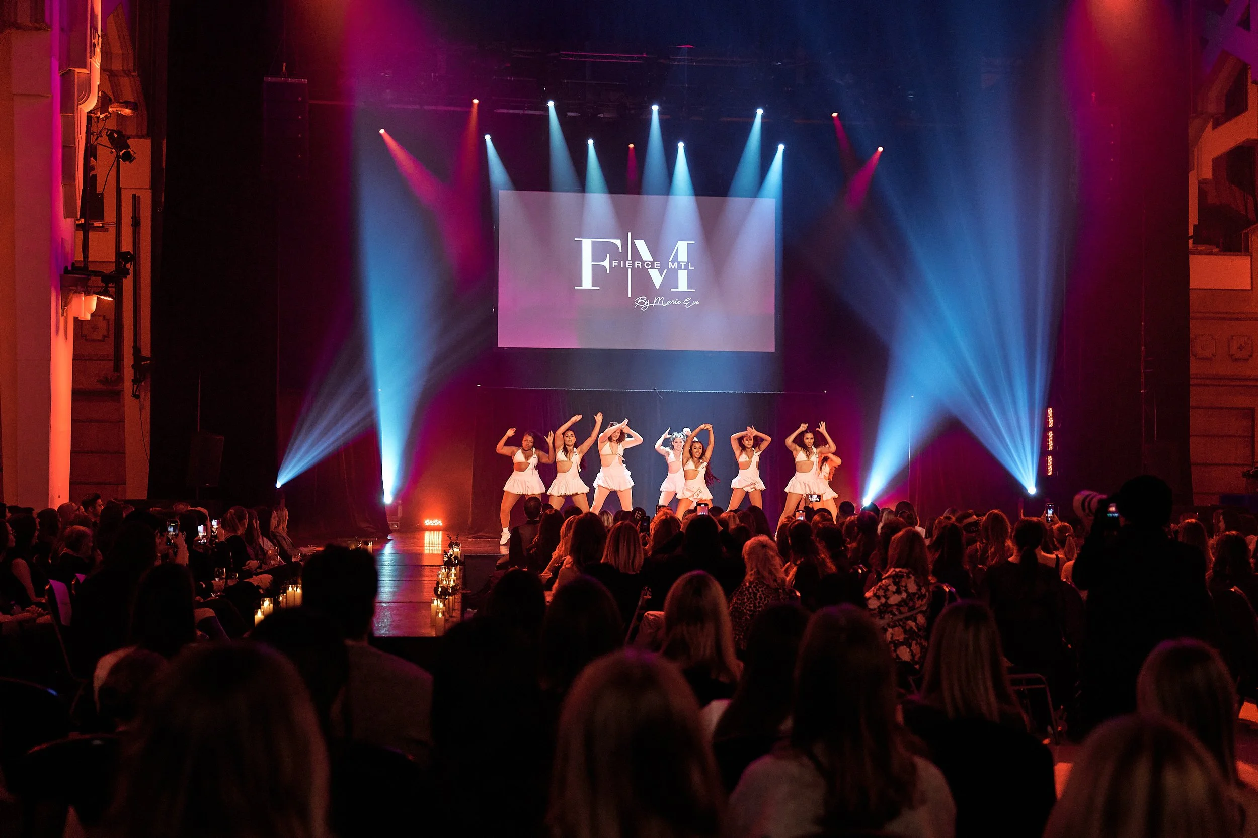 Performance du groupe de danse Fierce MTL sur la scène du Théâtre Paradoxe lors du Défilé Masqué 2025, un événement au profit de la Fondation du cancer du sein du Québec.