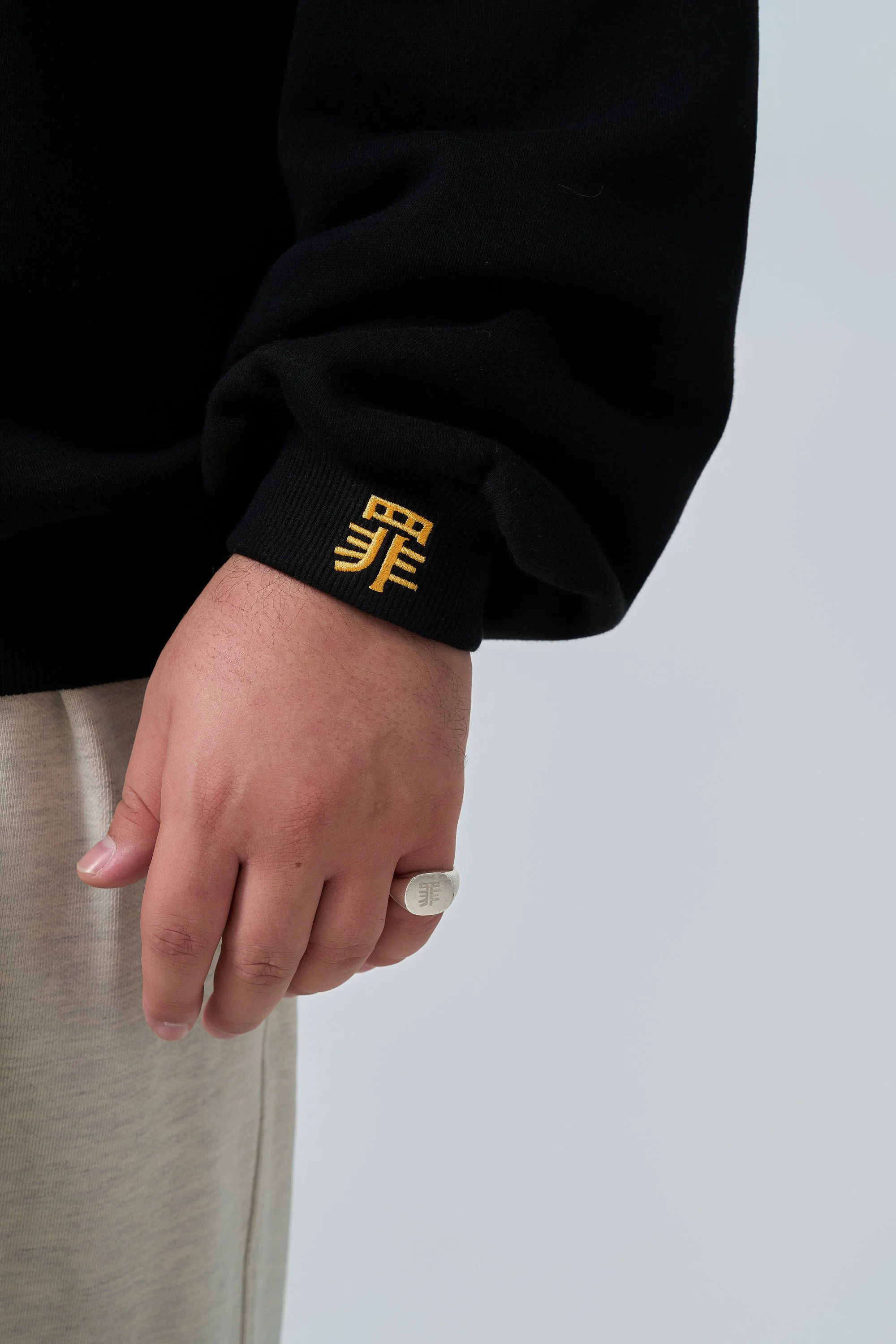 tsumi-sweatshirt-black-sleeve_detail_styling-rosemary-gosselin.jpg.jpg