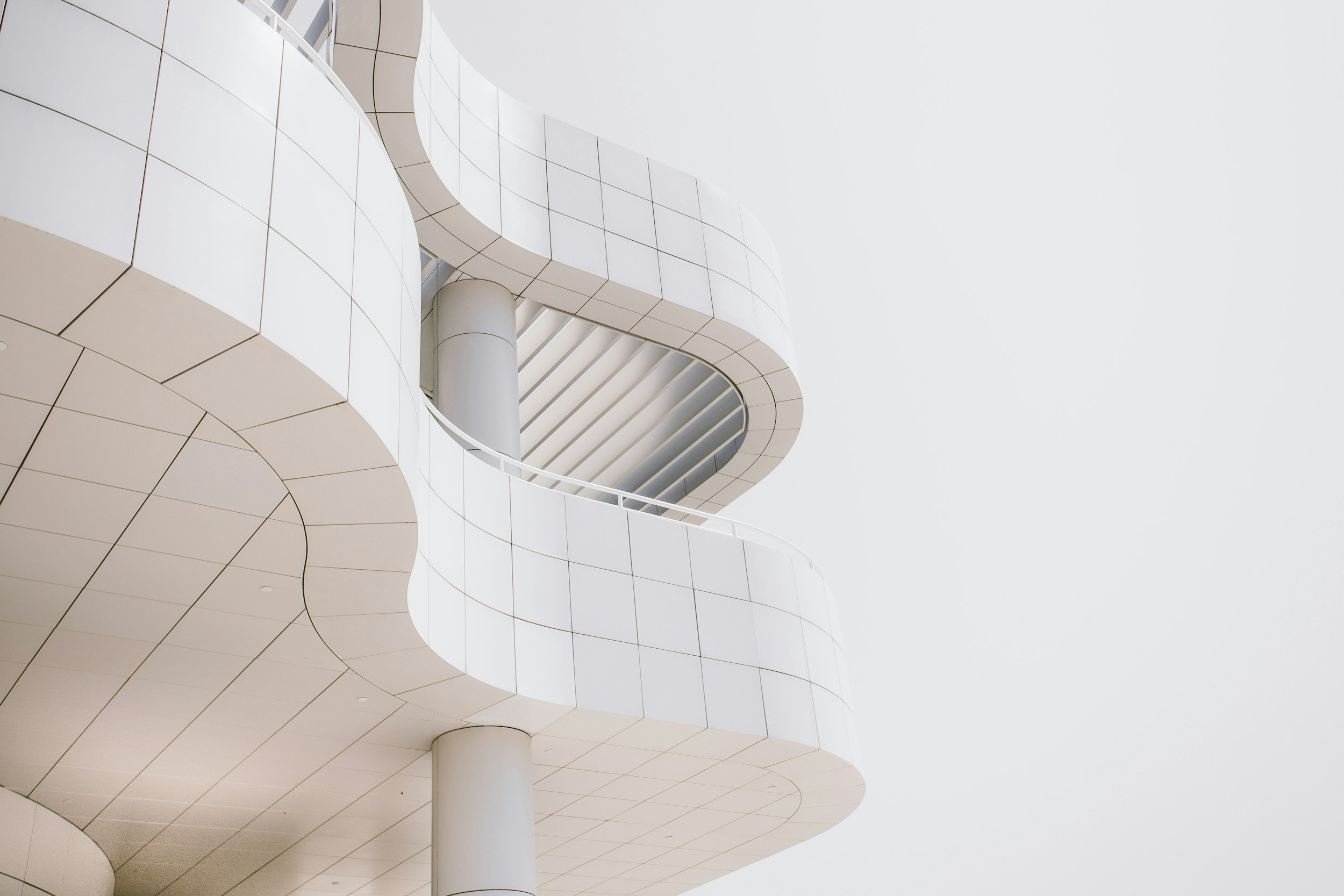 Minimal white building with curves