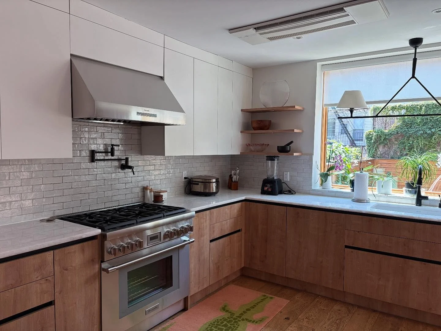 Move-in day! 🏡 

In just one 4-hour session, we helped our clients settle into their new home by fully unpacking, organizing, and setting up their kitchen &mdash; creating a functional, beautiful space they can enjoy from day one.

Whether you&rsquo