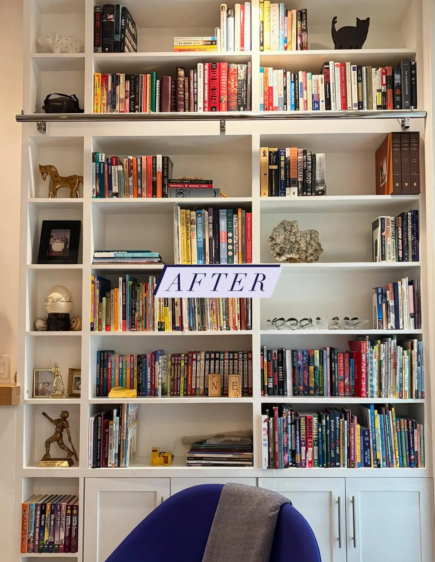 Holiday Ready! 🎁 

For this session, we focused on the living room bookshelves. The client was eager to declutter and restyle, especially with the holidays approaching and guests on the way&hellip;so that&rsquo;s exactly what we tackled. 

In just f