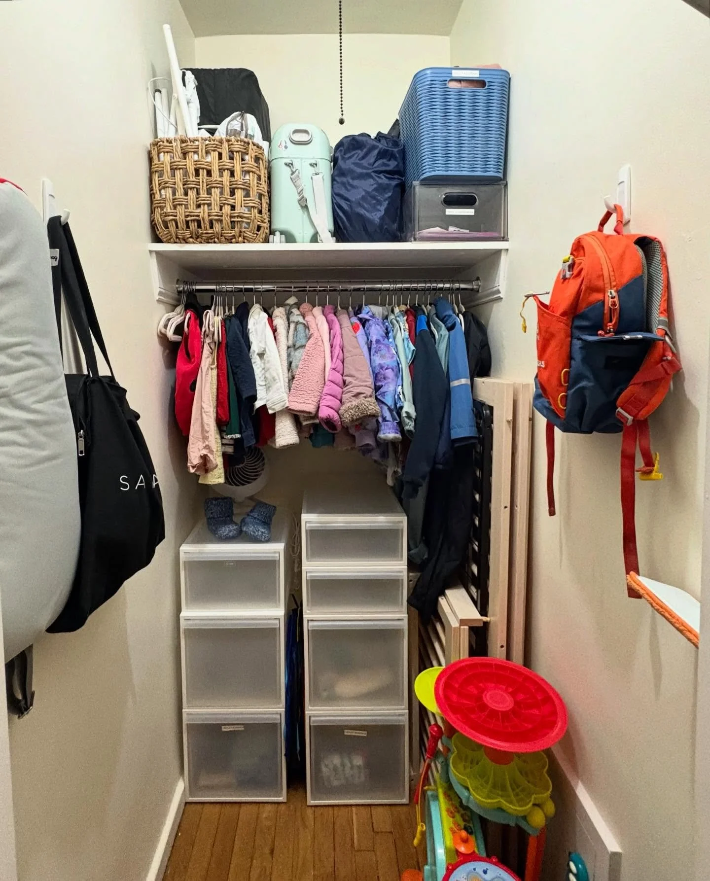Before &rarr; After ✨
A quick organizing maintenance session transformed this children&rsquo;s closet, creating room to grow just in time for the holidays. Proof that a few hours can make a big difference!!! 

#HolidaySeason #UrbanClarity #Beforeanda