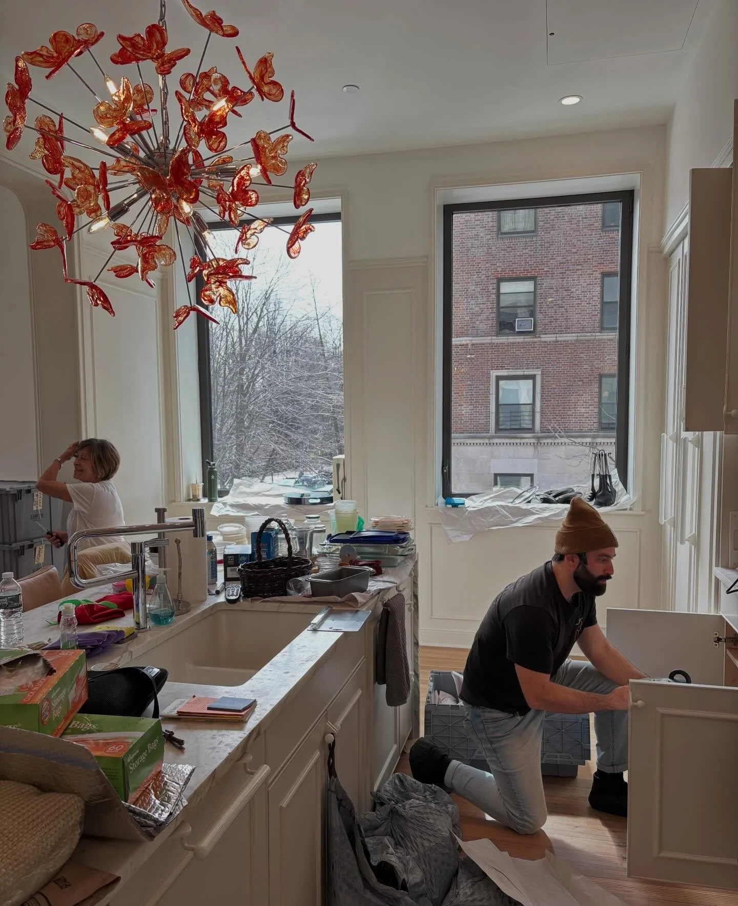 Move in day 🏠 📦 🛋️

We moved our clients into their new home and transformed the space from stacks of boxes to fully set up and organized in just one day. 

From coordinating trusted movers to making sure every item has a place, we handle every de