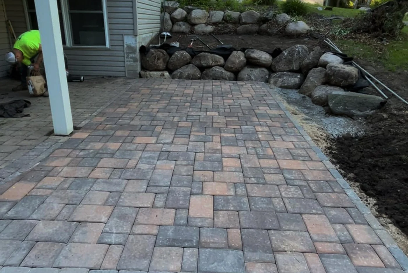 pavers-patio-concrete-boulder-wall.jpg