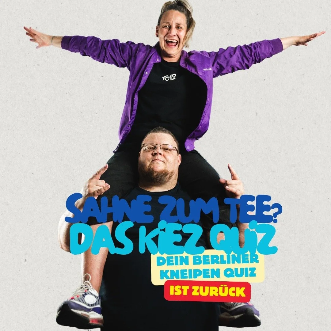 Heute Abend wieder bei uns: @sahnezumtee - das Kneipenquiz moderiert von @drittevonlinks und @schwebicom
19:00 kehren die Teilnehmer ein, 19:30 geht's los.
Geöffnet haben wir bereits ab 18:00 Uhr, wenn jemand seinen Hirnzellen mit einem Getr&