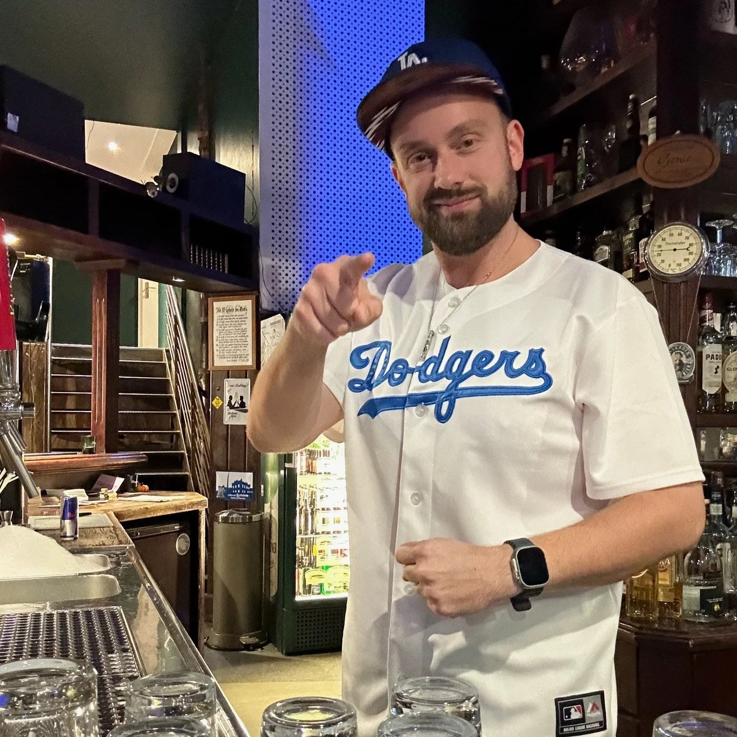 Prost.
Kommt gerne f&uuml;r euren Wochenendabschluss vorbei.

Heute steht @director_phil_ramcke f&uuml;r euch an der Bar und zapft.