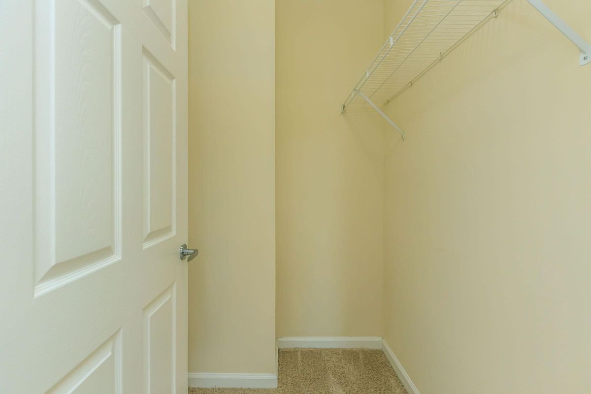 Closet 1.jpg