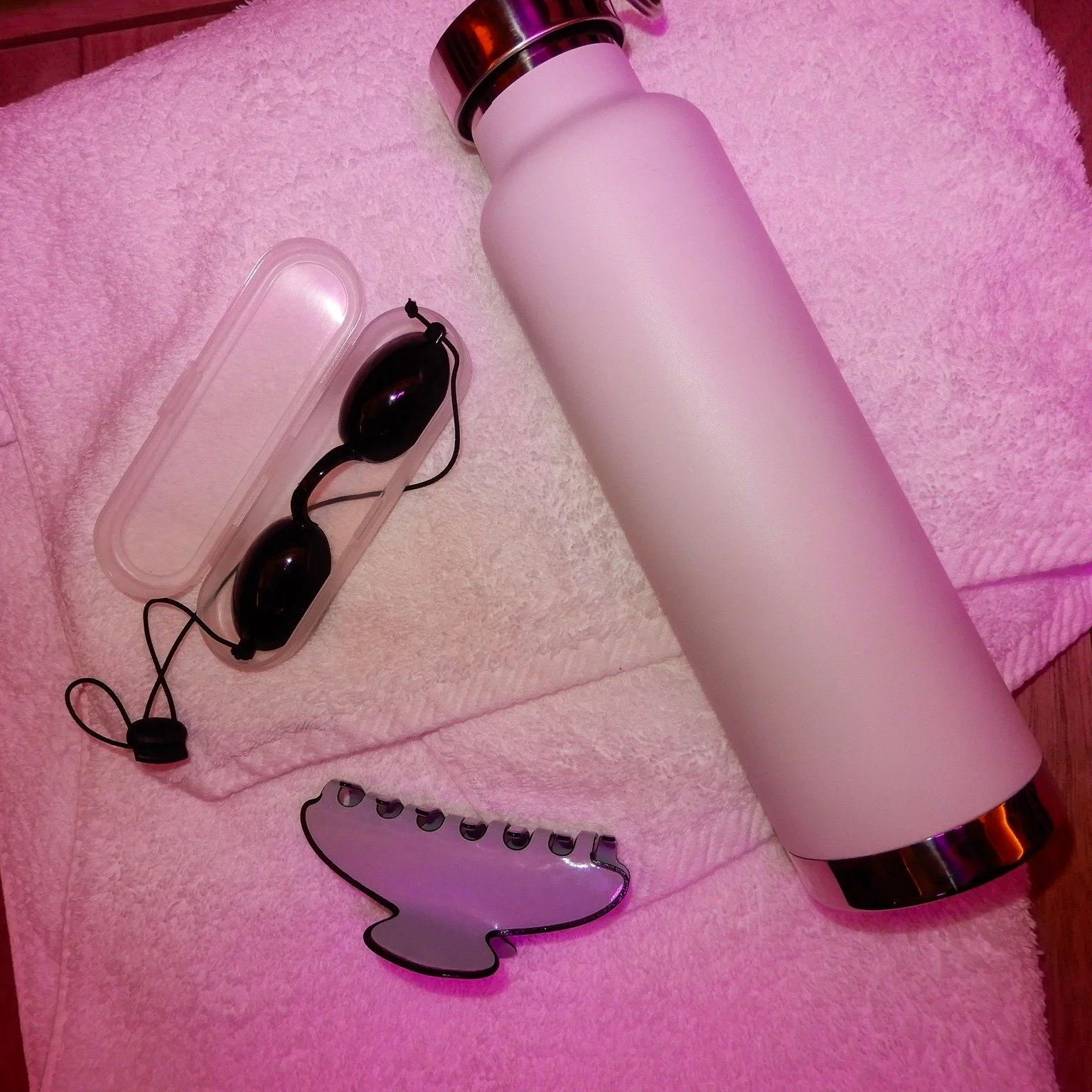 What&rsquo;s in your sauna survival kit? Share your must-haves with us below⬇️

 #cedarhousewellnessstudio #saunaessentials