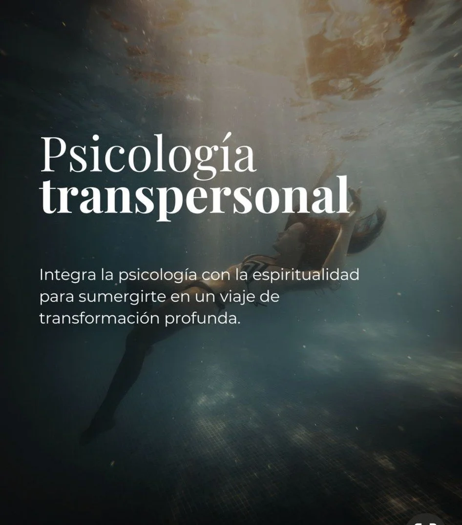 Una persona sumergida en agua, aparentemente en una piscina, con texto que dice 'Psicología transpersonal' y una descripción de integrar la psicología con la espiritualidad para un viaje de transformación profunda.