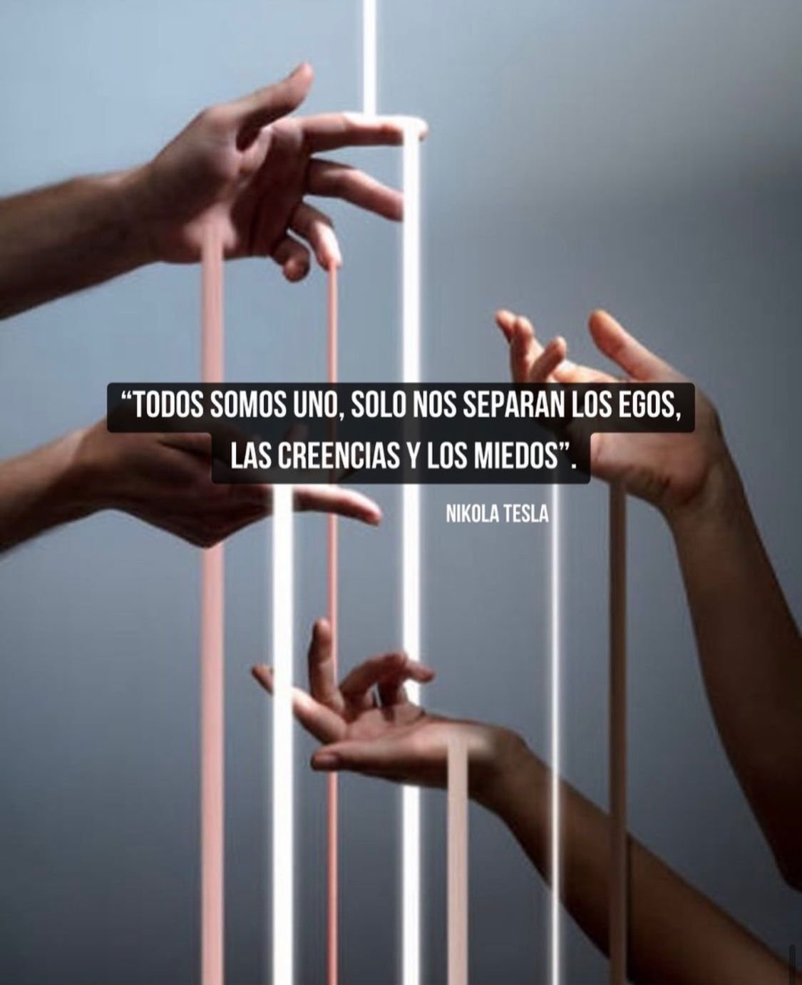 Manos tocando varillas de diferentes colores con una cita en español sobre unidad y separación