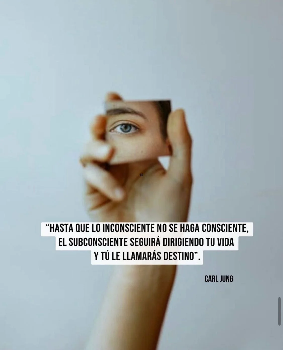 Persona sosteniendo un espejo pequeño que refleja un ojo azul. Sobre la imagen hay una cita de Carl Jung que dice: 'Hasta que lo inconsciente no se haga consciente, el subconsciente seguirá dirigiendo tu vida y tú le llamarás destino'.