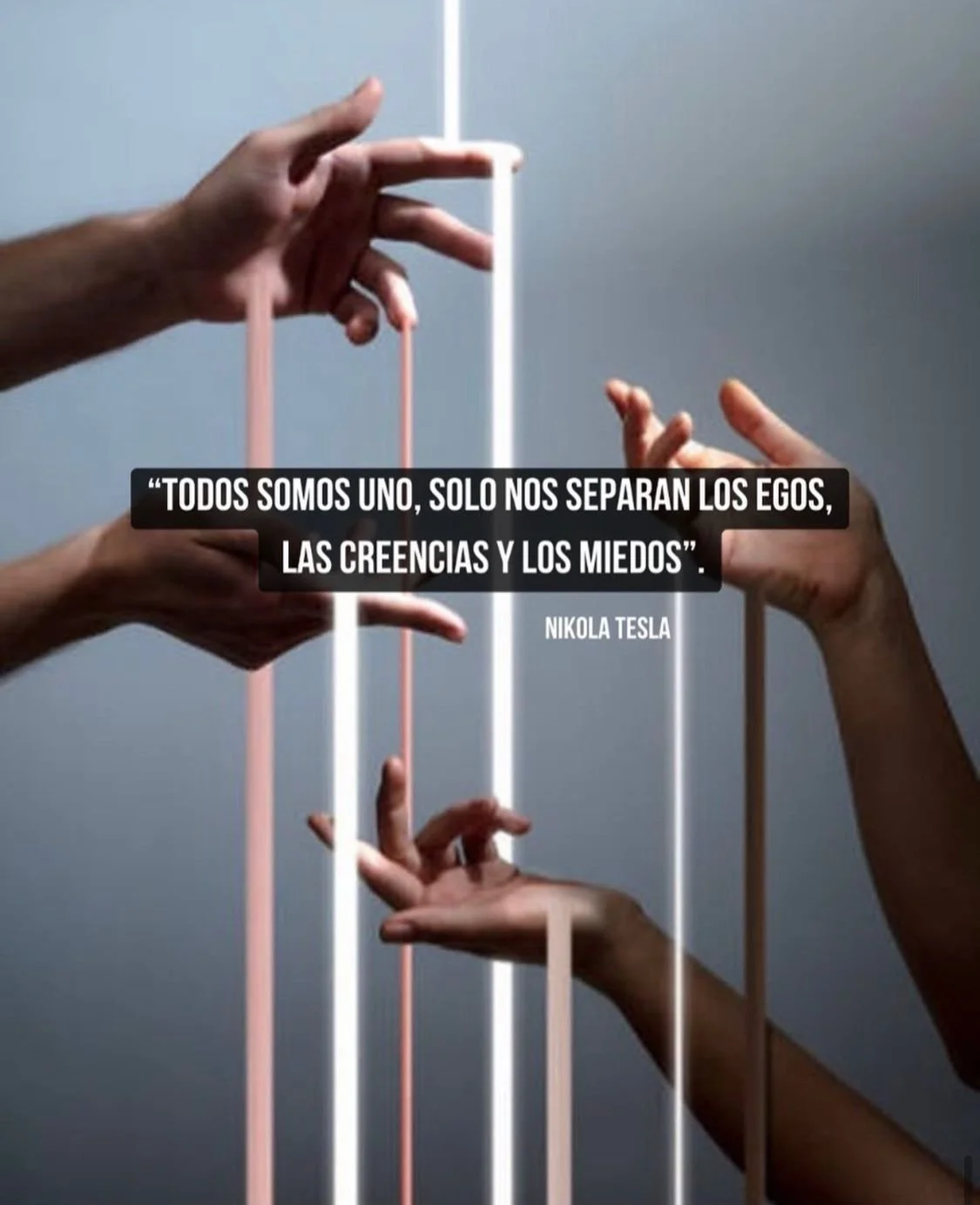 Manos entrelazadas tocándose con barras verticales blancas y rosadas en el fondo.