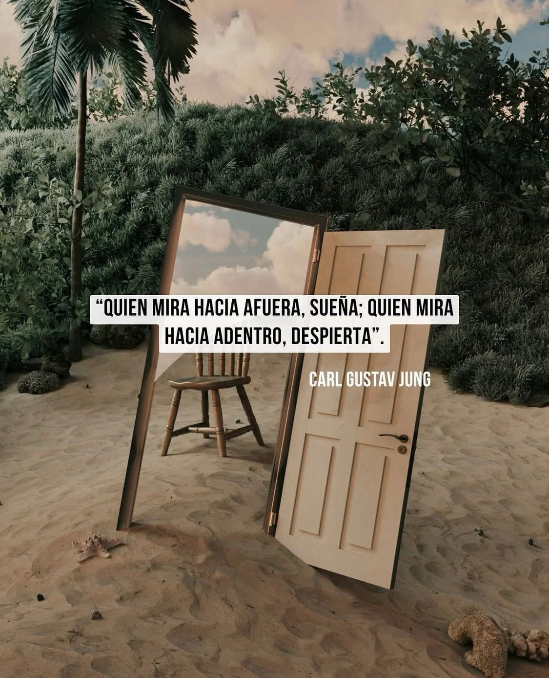 Espejo de pie en la arena que refleja el cielo, con una silla de madera frente a él y un porta puertas abierto al lado, rodeado de vegetación y un árbol.