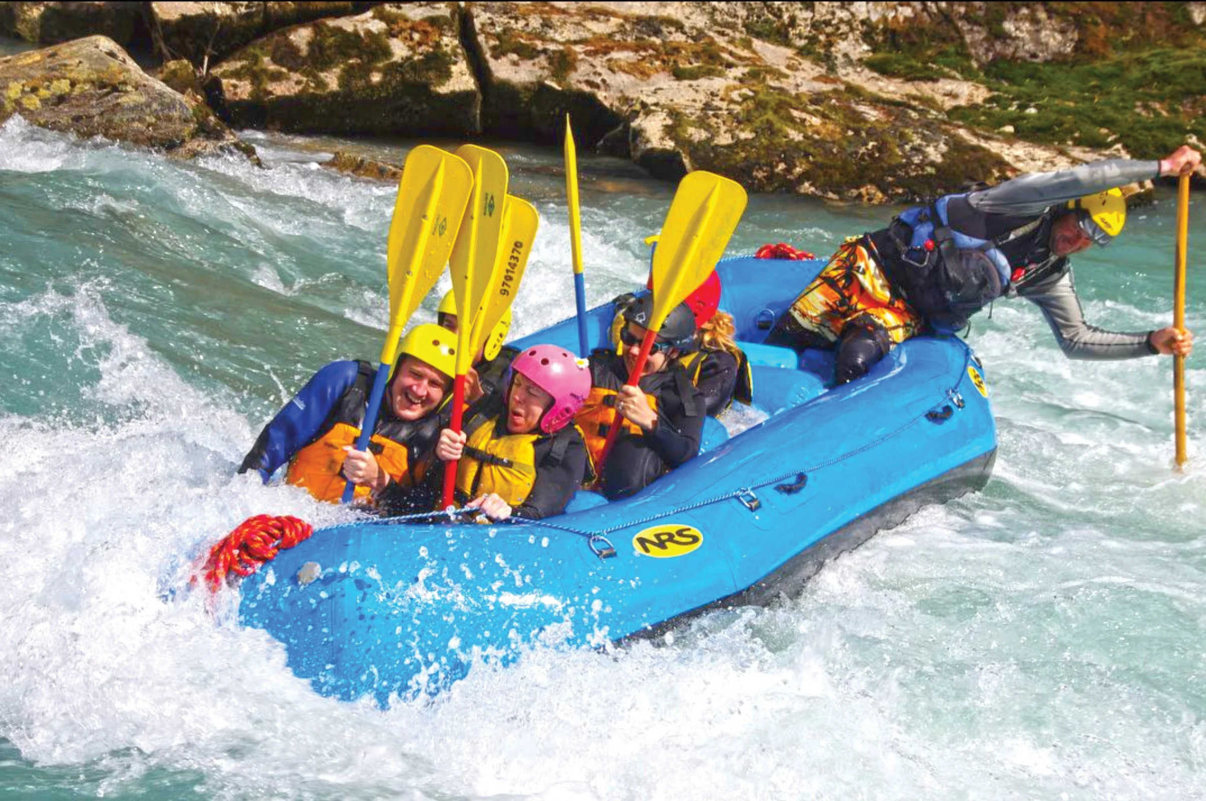 Balsa a punto de surfear una ola estacionaria en el río Elvepurka durante una experiencia de rafting llena de adrenalina en Noruega.
