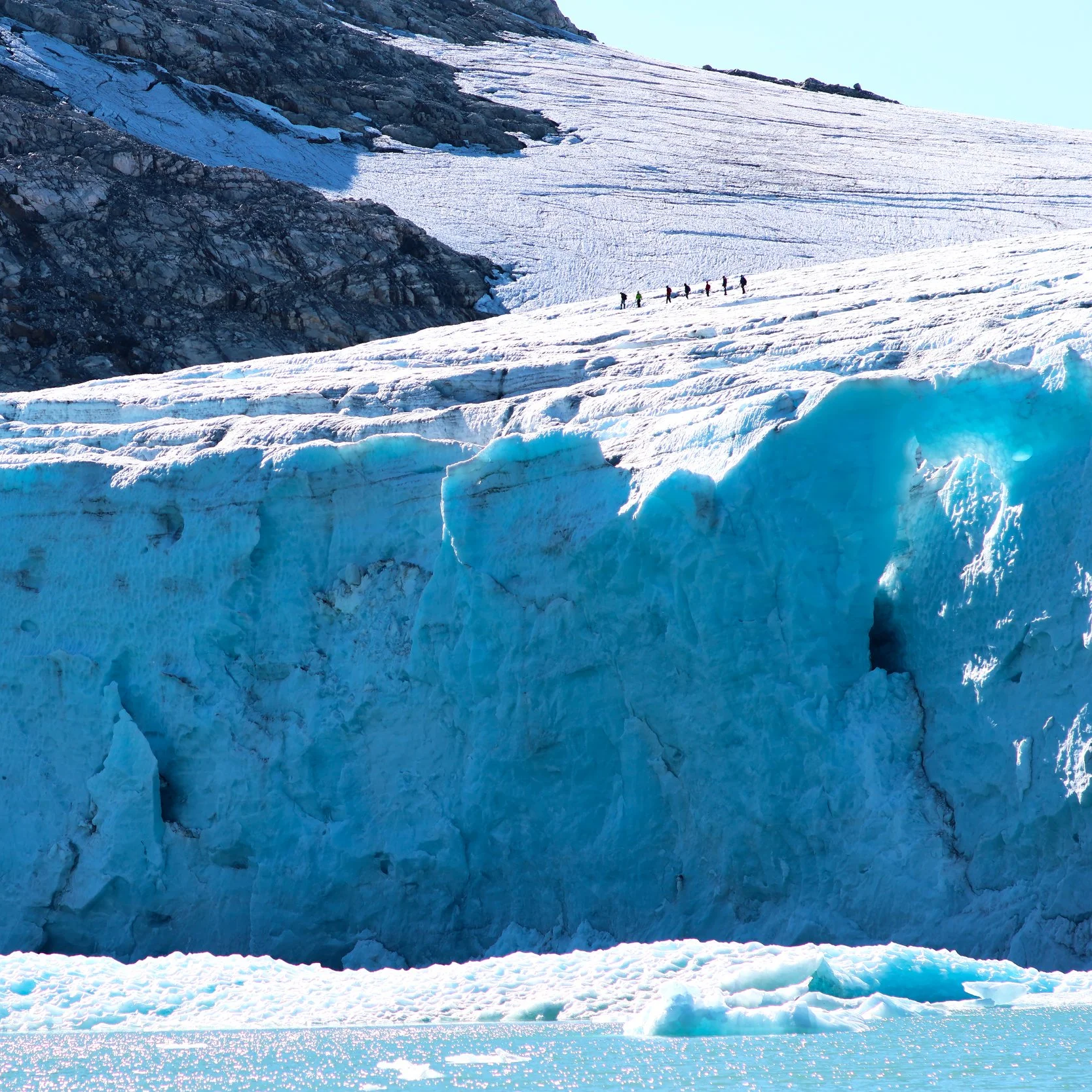 Grupo en excursión guiada sobre el glaciar en Styggevatnet, Parque Nacional Jostedalsbreen, Noruega.