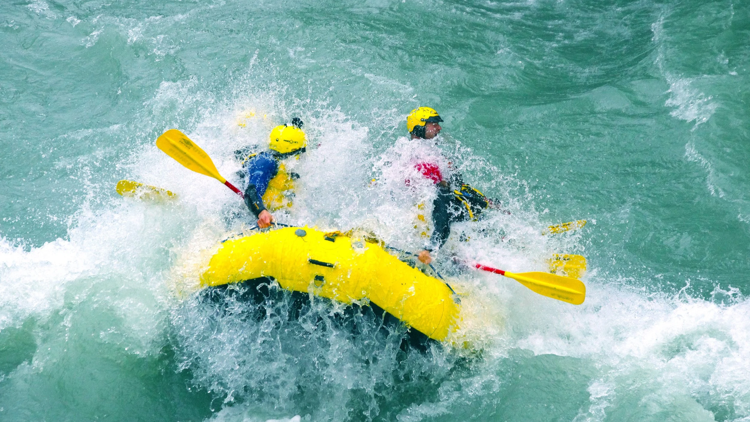 Balsa casi completamente cubierta por una ola durante rafting en aguas bravas clase 3 en Jostedal, Noruega.