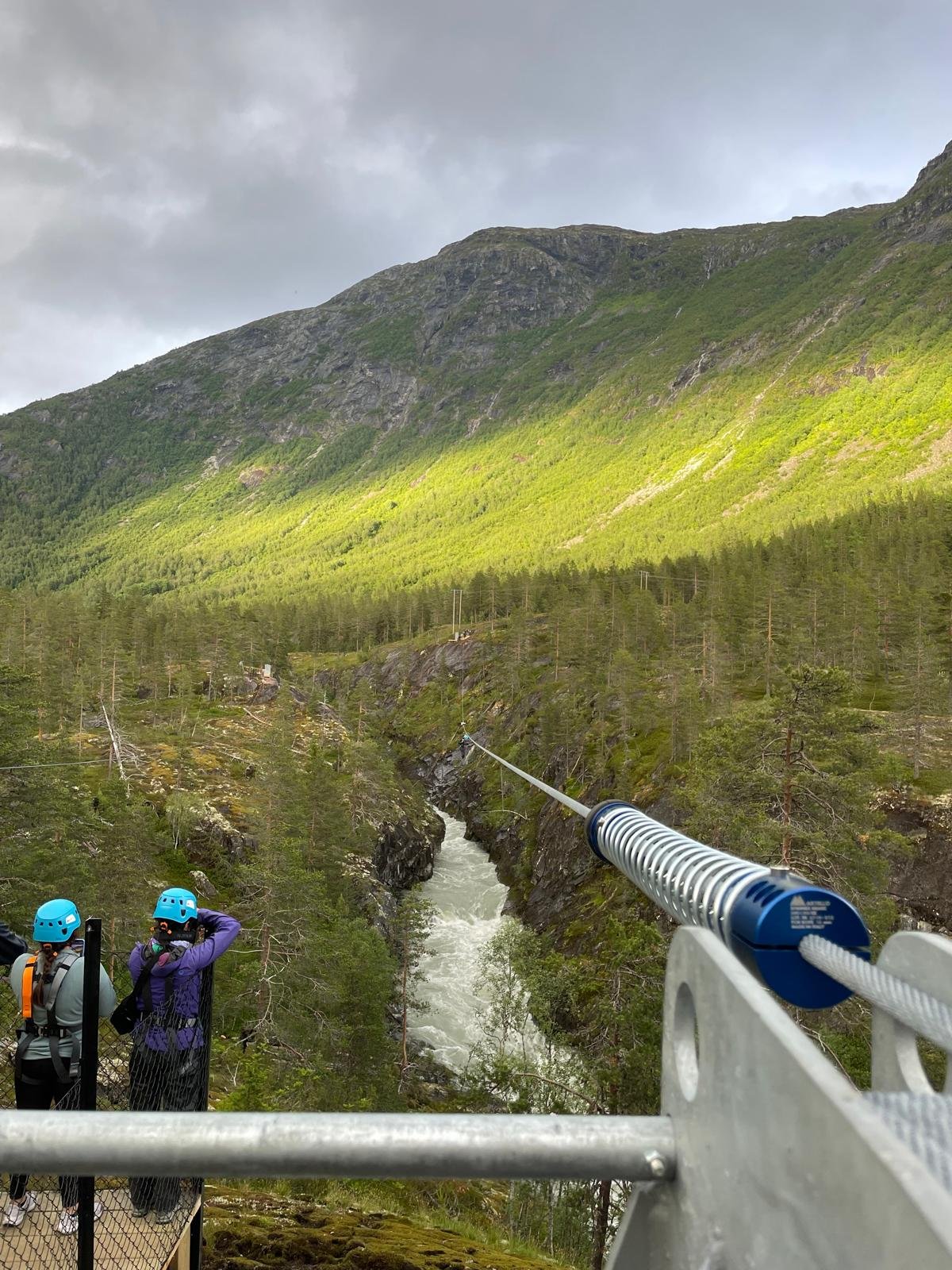 Tyrolienne pour enfants et rafting en famille sur une rivière glaciaire en Norvège – tour Loke.