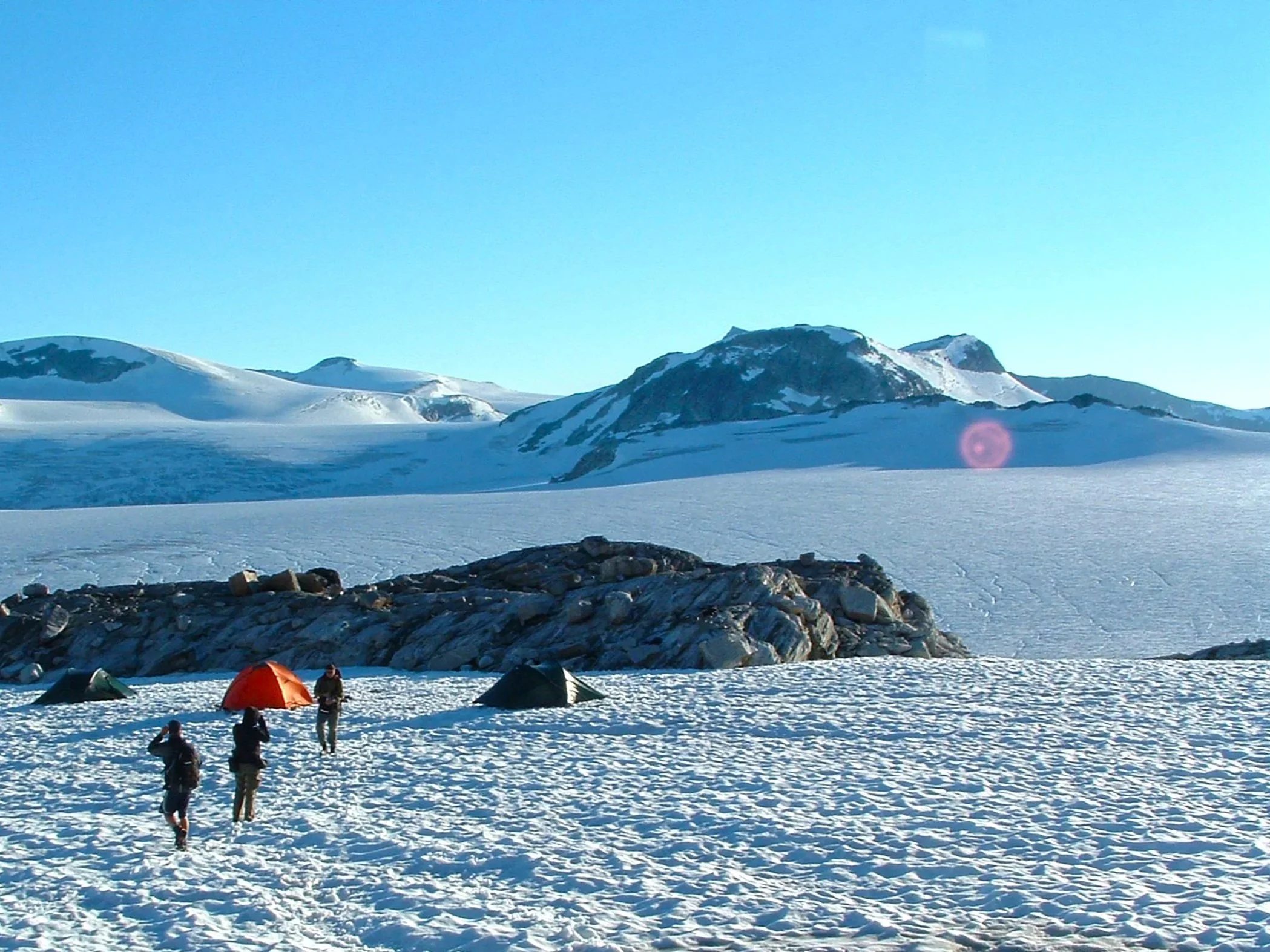 Gletsjerexpeditiekamp op het Jostedalsbreen-plateau met tenten op de sneeuw onder een heldere berglucht in Noorwegen.