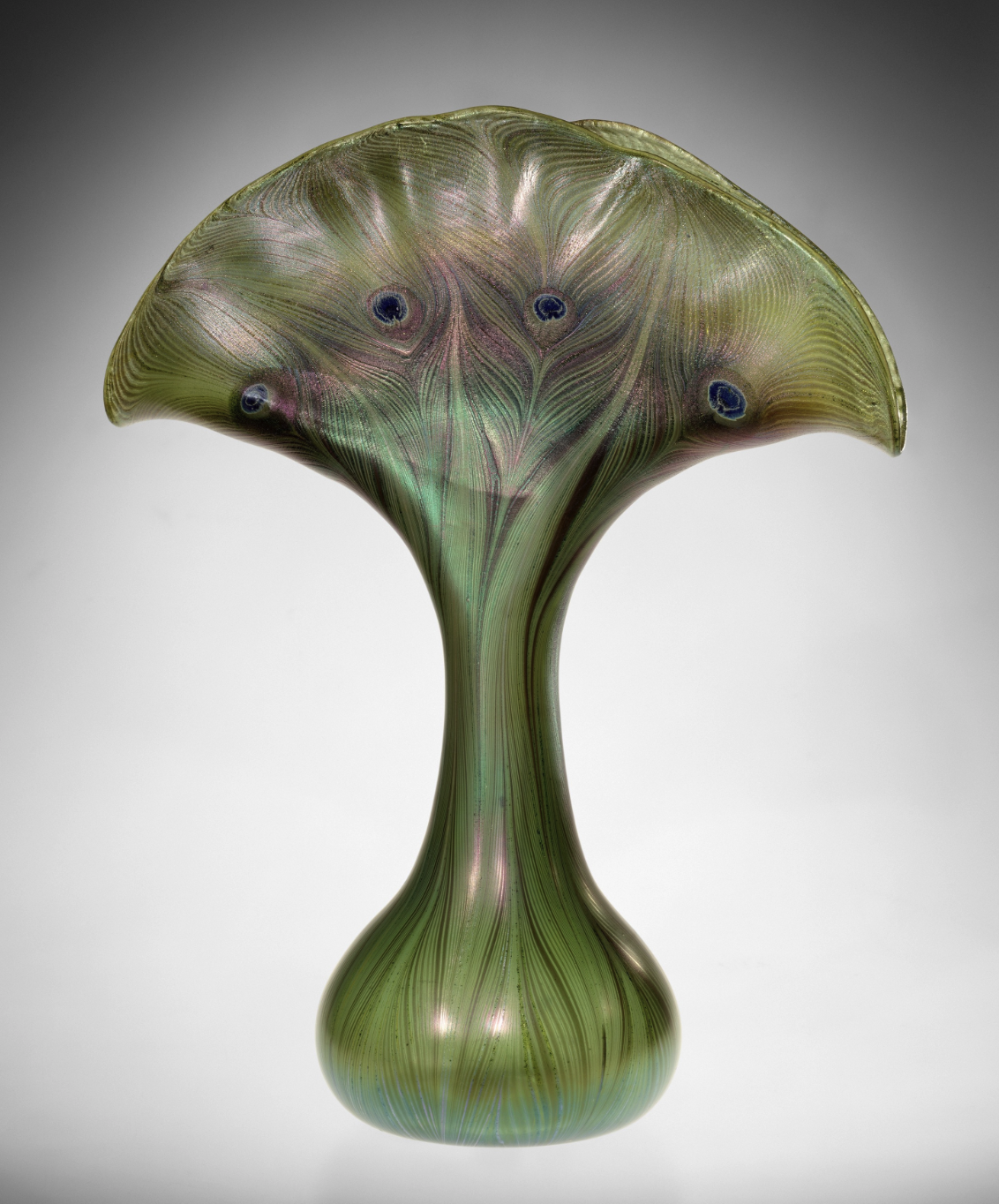 Louis C. Tiffany: Glass peacock vase, 1893-1896