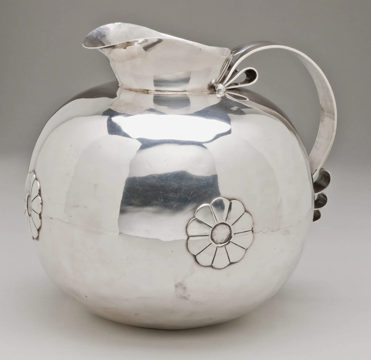 Flower-Embossed Pitcher (Jarra con flores cinceladas)