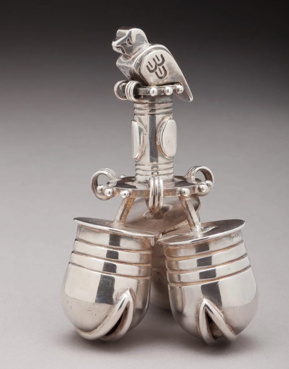 Rattle Bell with Bird Motif (Campana de cascabeles con motivo de pájaro)