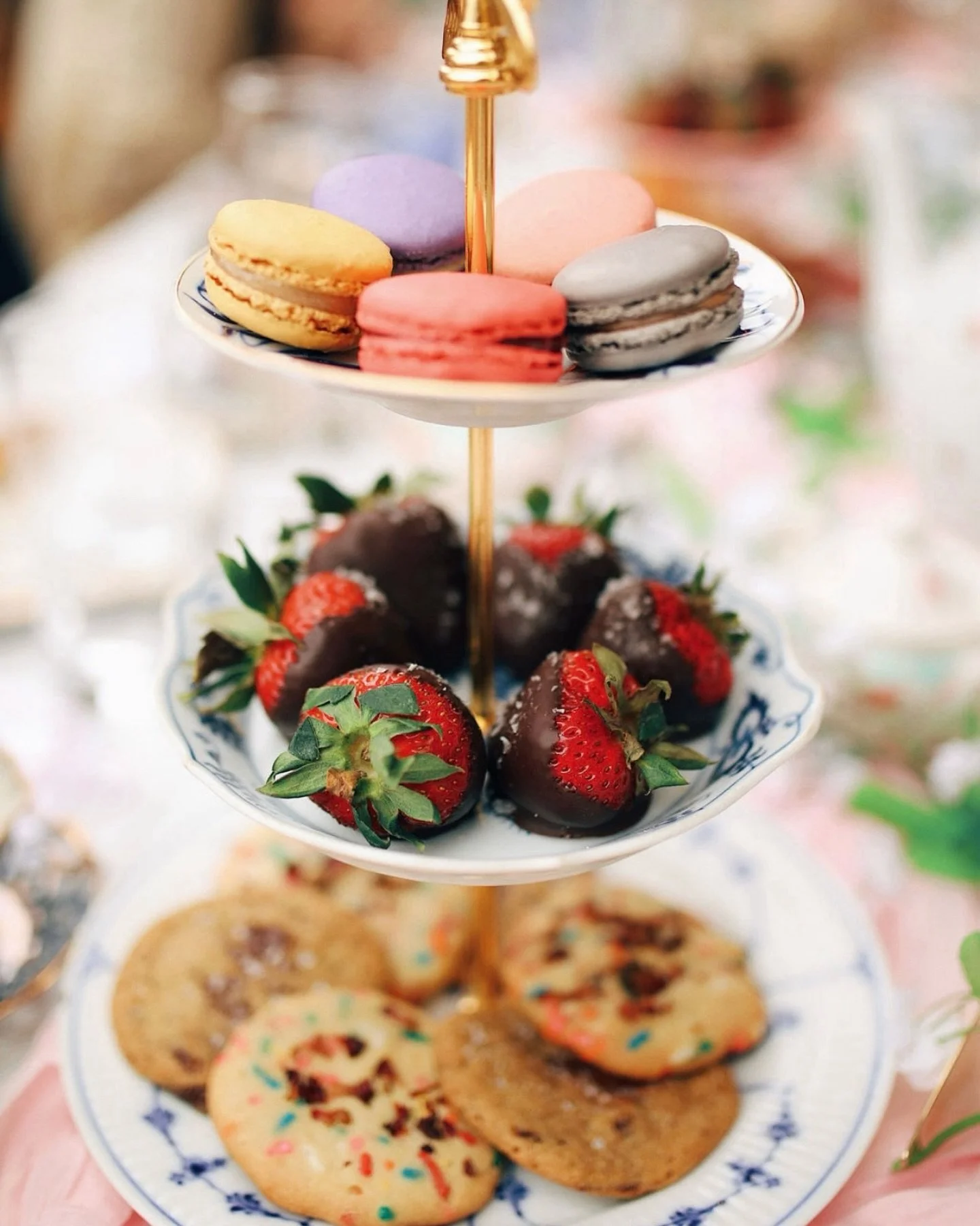 Daydreaming about a Sunday well spent on the terrace, hosting an English Garden-themed tea party that was nothing short of magic! We kicked off the afternoon with some bubbles, served up classic finger foods on beautiful tiered china, and sipped on a