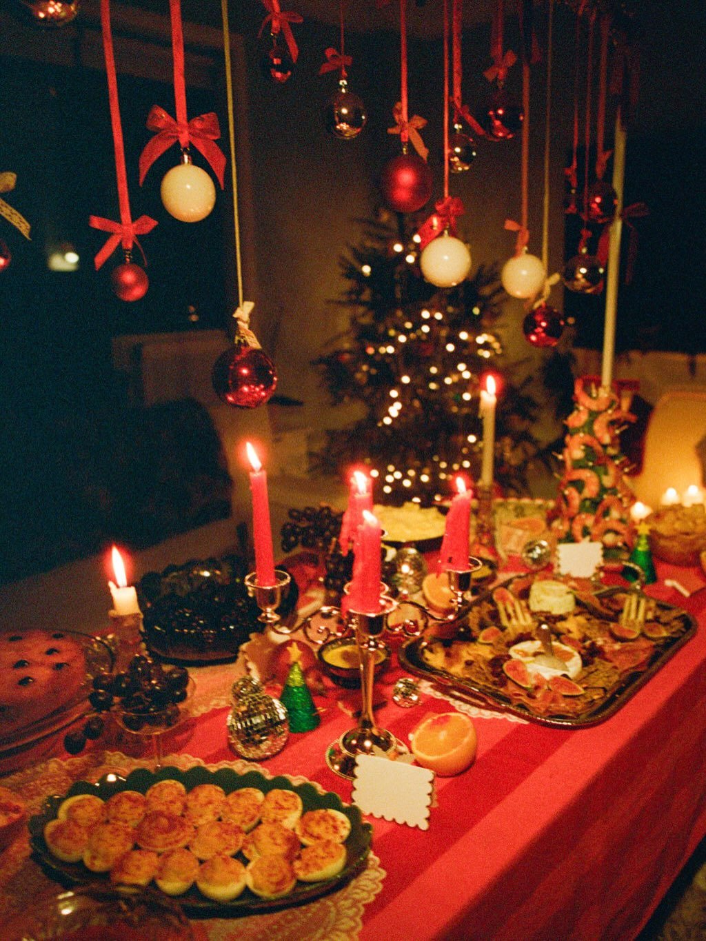 Supper by Sarah turned ✌🏼 this month and we decided to celebrate with a retro holiday party 🪩

I wanted to lean into bright colors, bold patterns, and maximalist details, and the decor I rented from @tbl.scape really brought the kitschy vision to l