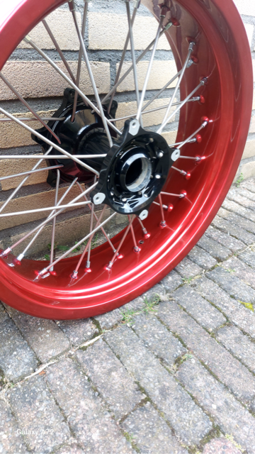 Rode spaakwiel tegen bakstenen muur