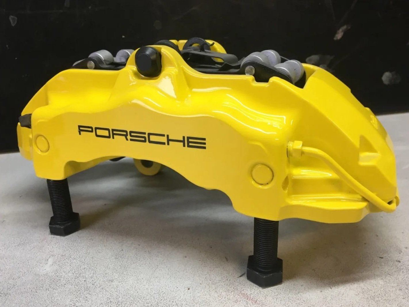 Gele remklauw van een Porsche