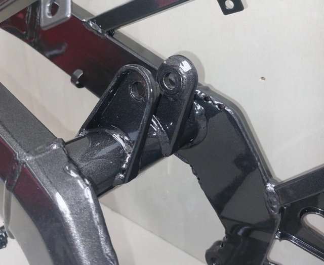 Zwart metalen frame met bevestigingspunten tegen een lichte achtergrond.