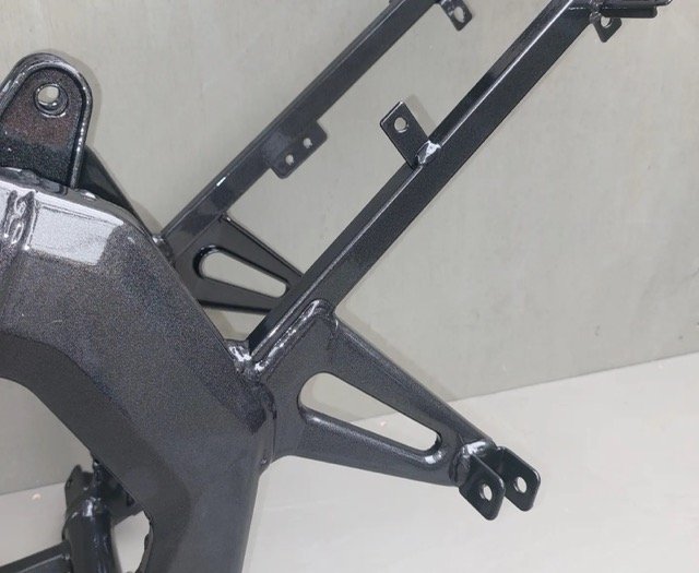 Zwart metaal frame structuur, mogelijk een deel van een voertuig of machine