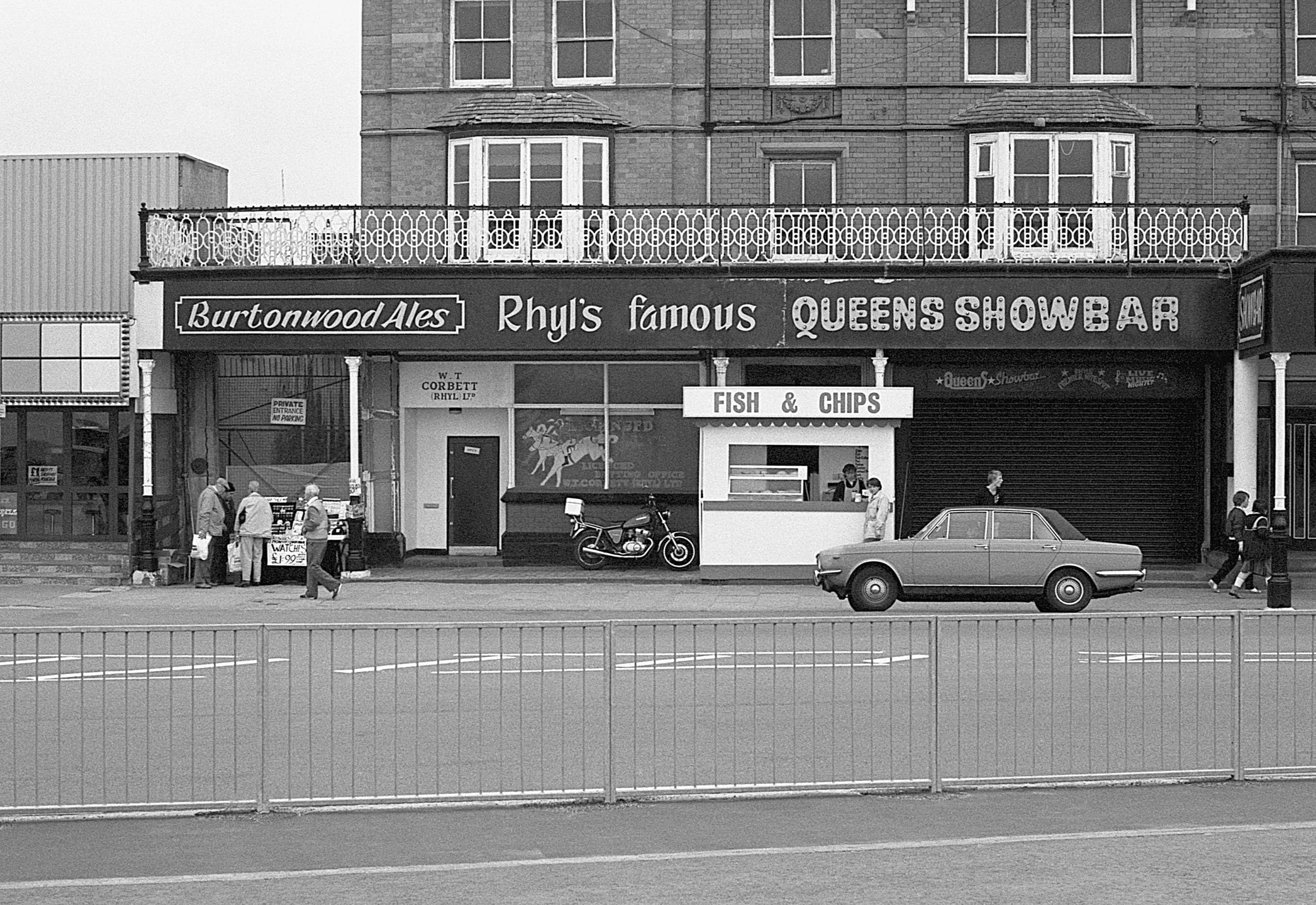 Stephen Clarke Queens Showbar Rhyl.jpg