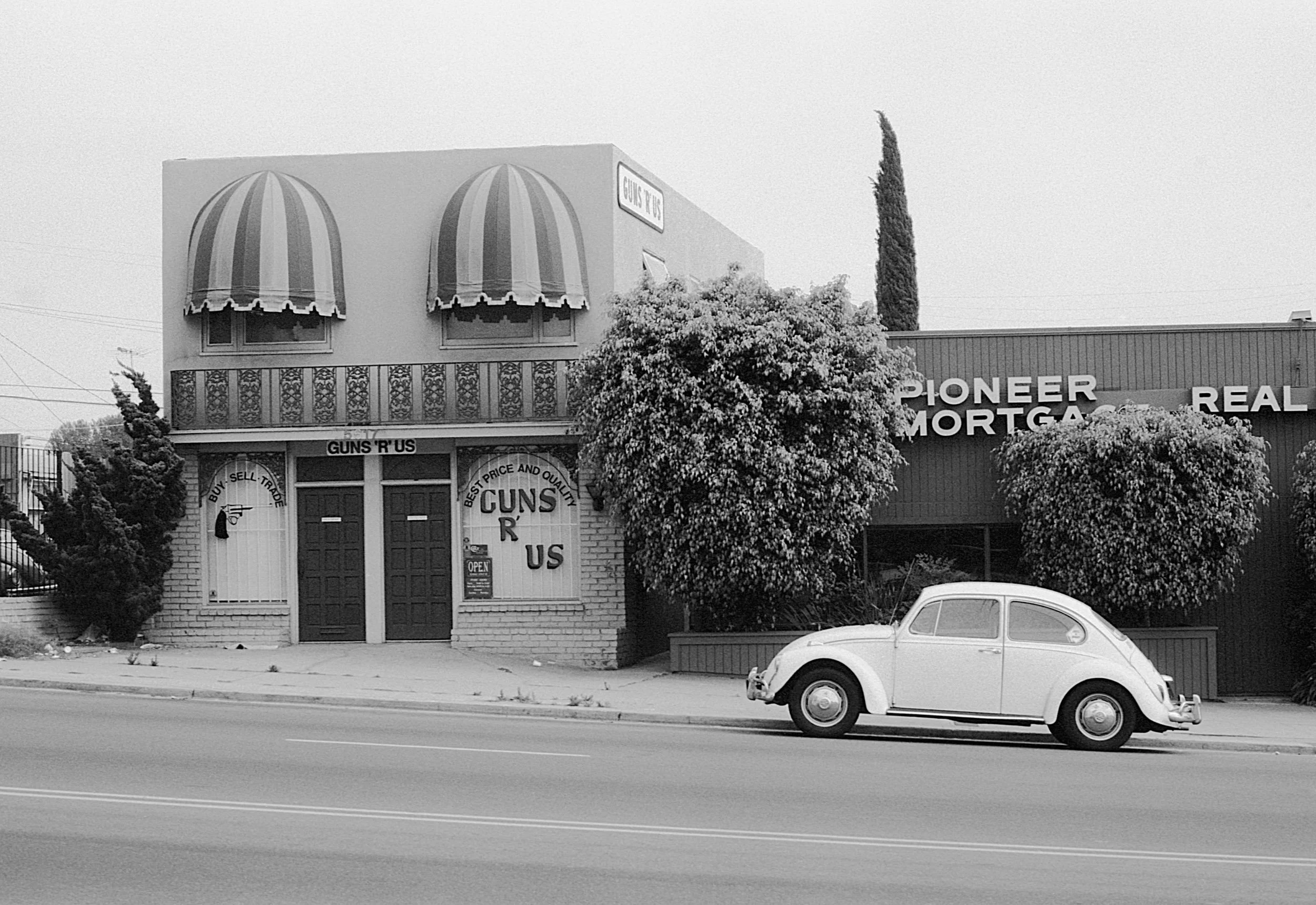 Stephen Clarke Guns R Us San Diego 1987.jpg