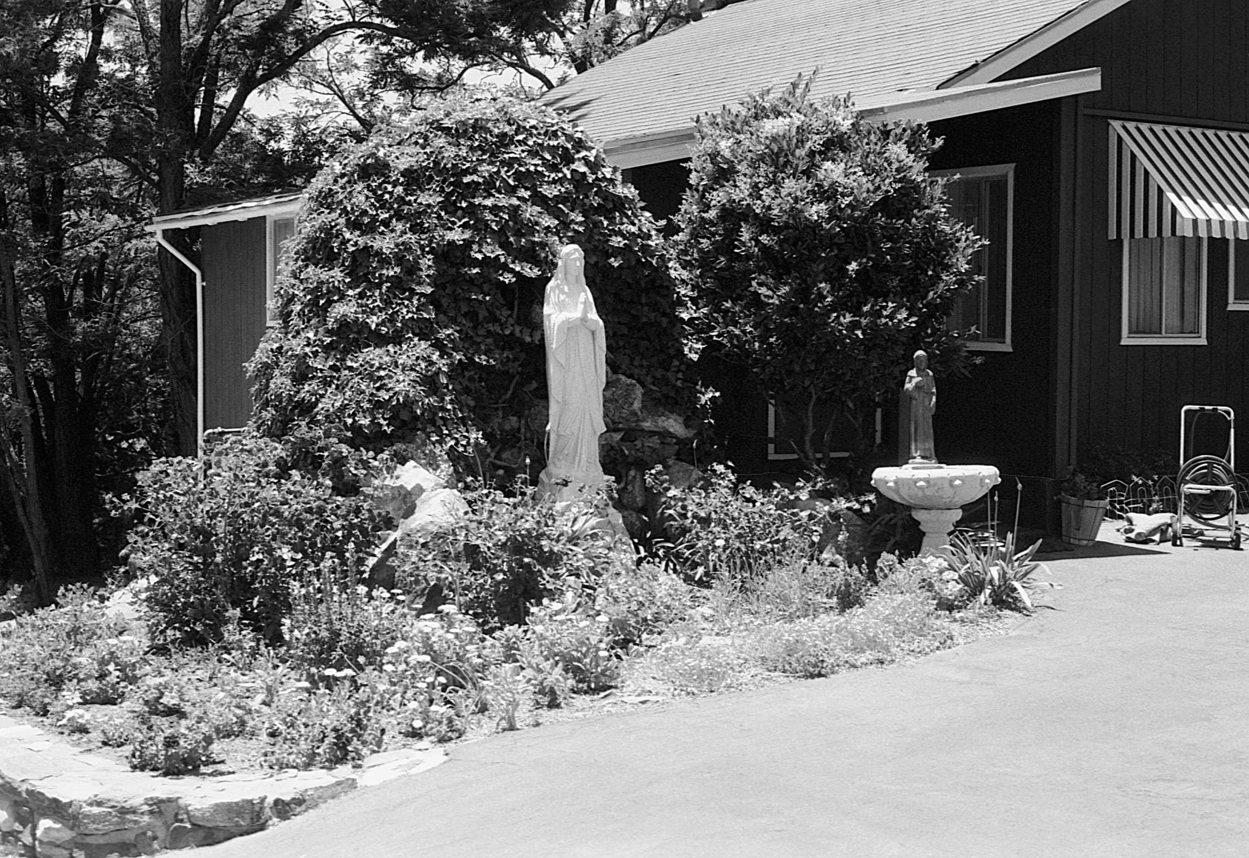 Stephen Clarke Mary in the garden San Diego 1987.jpg